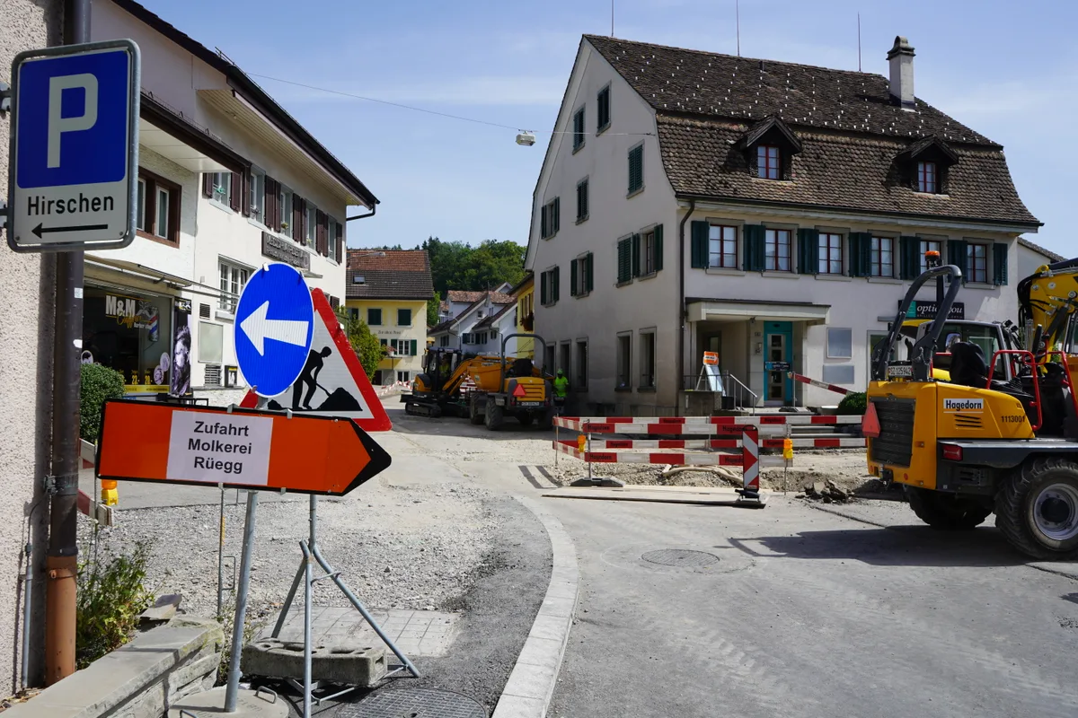 Ein Umleitungsschild weist zur Molkerei Rüegg.